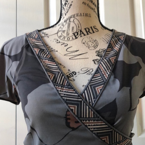 BCBGMaxazria black/ grey patterned wrap top - Picture 3 of 11